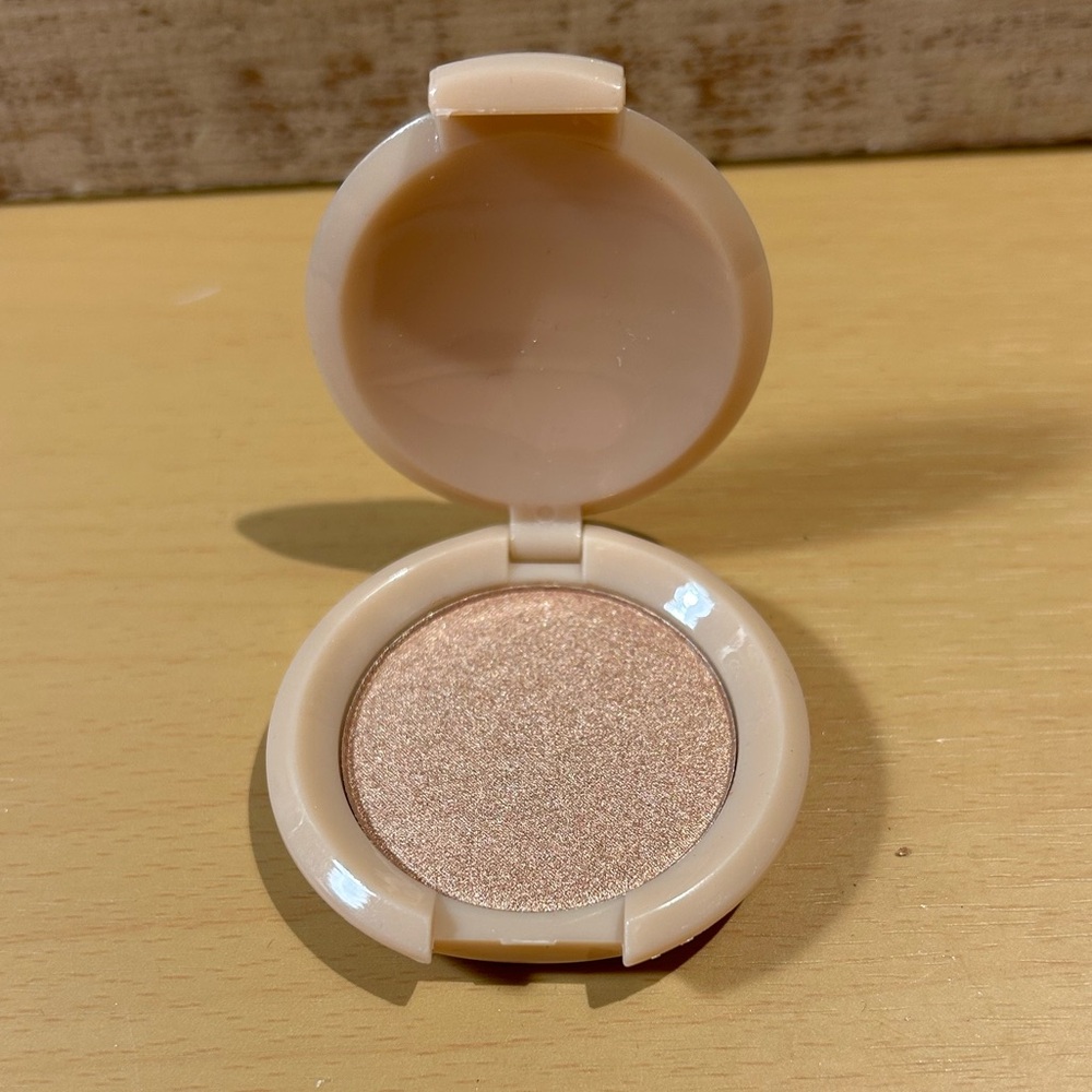 Shimmering Gold Eyeshadow